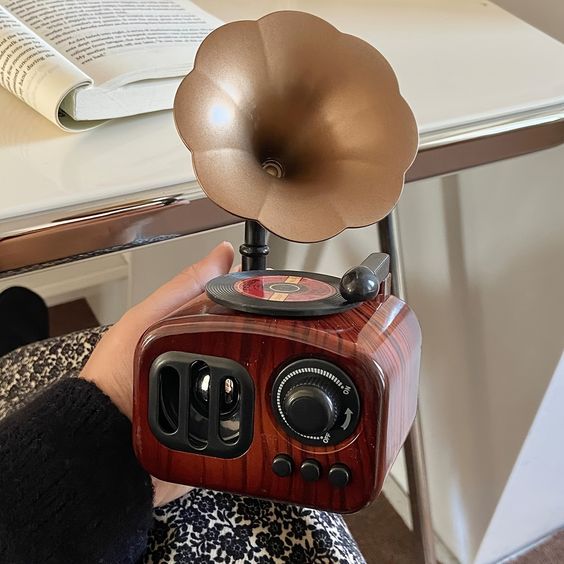 Vintage Gramophone Wind-Up Music Box – Retro Desk Decor - Image 2