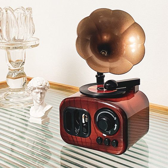 Vintage Gramophone Wind-Up Music Box – Retro Desk Decor - Image 4